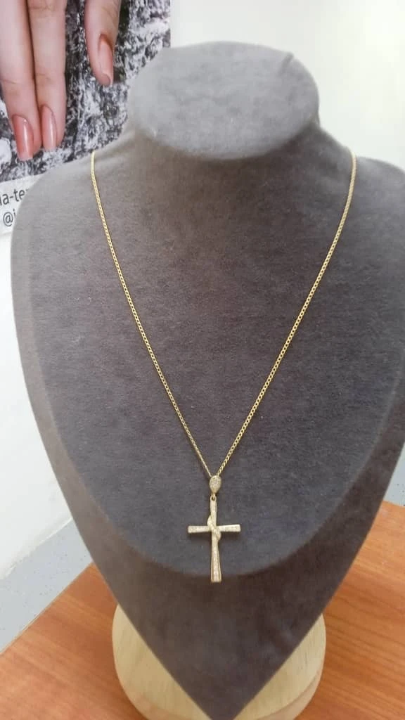 Cadena con dije de crucifijo con piedras's foto | Joyería Tentación |  BizneCubano